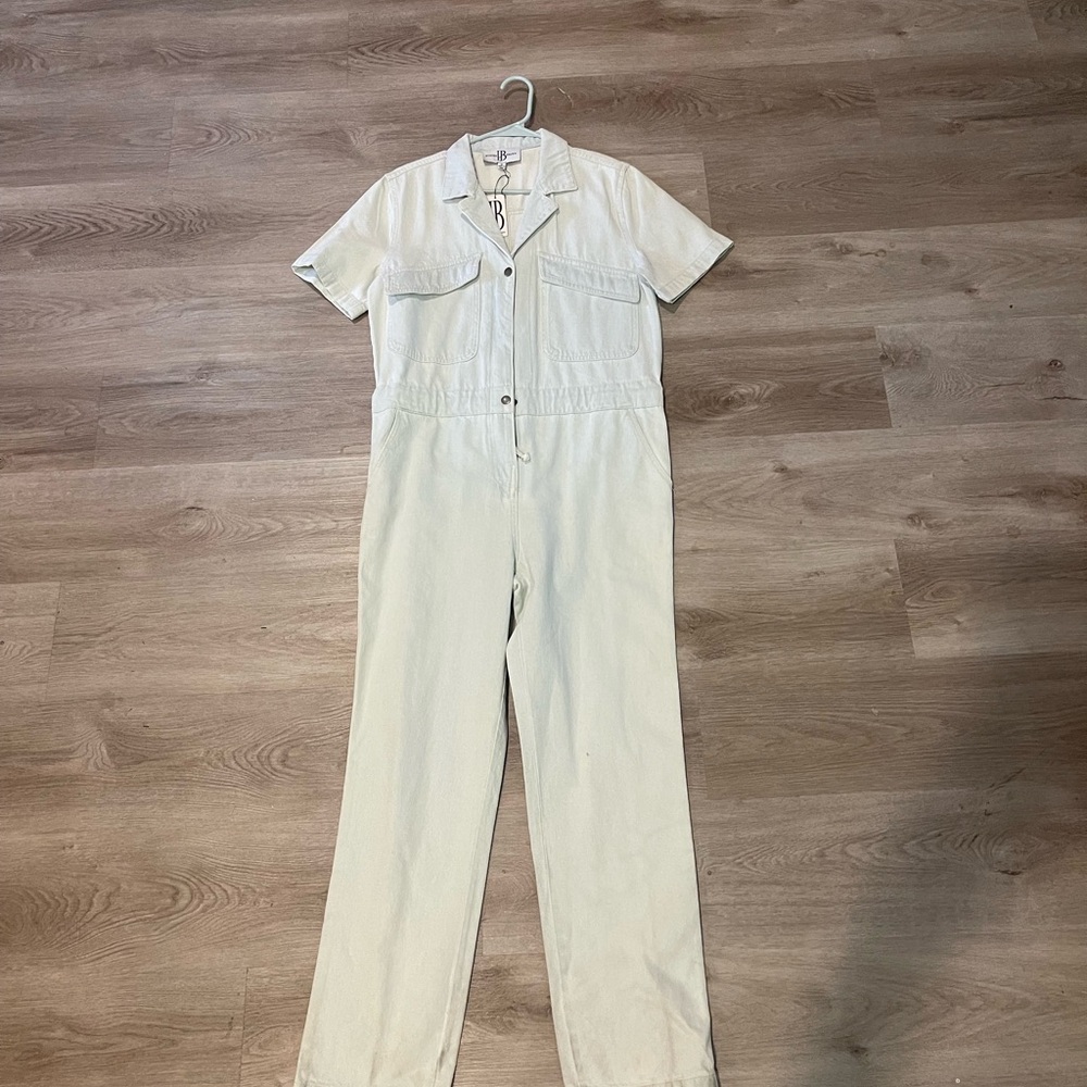 White Utility Jumpsuit with Collared Neckline and Relaxed Fit